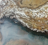 ESA - Immagine della settimana:  Un velo di foschia e fumo  (26 febbraio 2024)